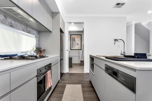 keuken, Harbourside Haven | Panoramic Views, Wi-Fi, Beachside Location, Luxury in Port Adelaide