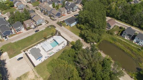 Home w/Year Round Pool & Hot Tub Fire Pit Clubhouse & Marina - image 4