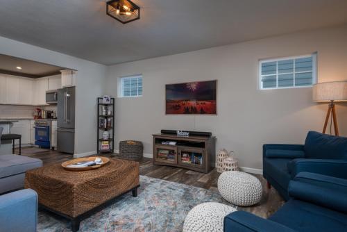 Home w/Year Round Pool & Hot Tub Fire Pit Clubhouse & Marina - image 12