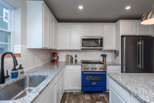 Home w/Year Round Pool & Hot Tub Fire Pit Clubhouse & Marina - image 3