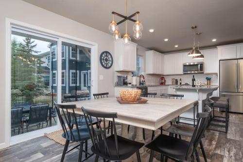 Home w/Year Round Pool & Hot Tub Fire Pit Clubhouse & Marina - image 14