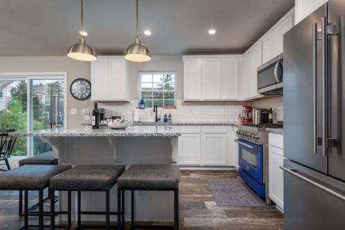 Home w/Year Round Pool & Hot Tub Fire Pit Clubhouse & Marina - image 9