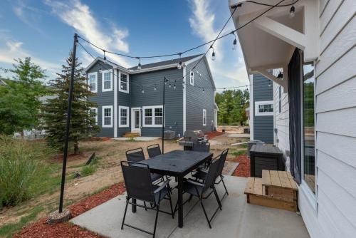 Home w/Year Round Pool & Hot Tub Fire Pit Clubhouse & Marina - image 13