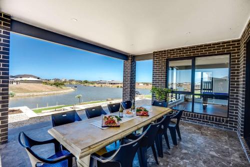 Luxury Family Waterfront Home - 93 Victoria Pde in Hindmarsh Island sala