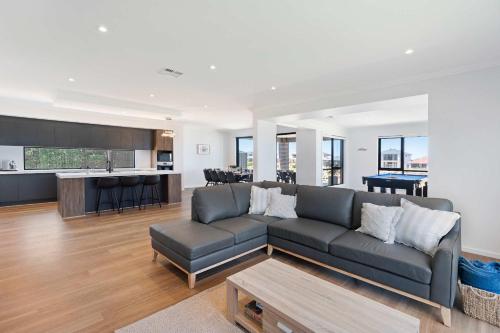 Luxury Family Waterfront Home - 93 Victoria Pde in Hindmarsh Island sala