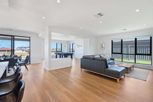 Luxury Family Waterfront Home - 93 Victoria Pde in Hindmarsh Island sala