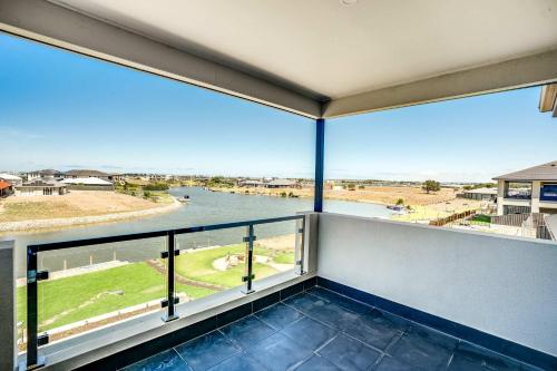 Luxury Family Waterfront Home - 93 Victoria Pde in Hindmarsh Island sala