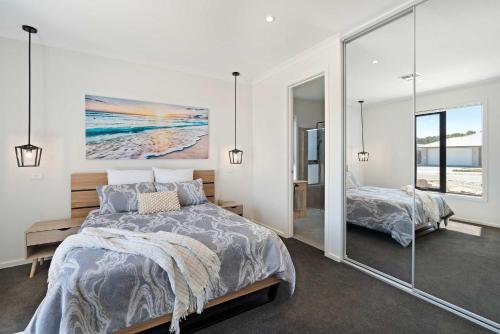 Luxury Family Waterfront Home - 93 Victoria Pde in Hindmarsh Island sala