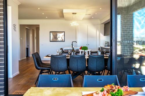 Luxury Family Waterfront Home - 93 Victoria Pde in Hindmarsh Island sala