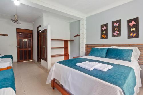 1 double bed, 2 twin beds
