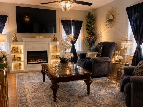 Fall River Stay Stylish 2BR Urban Haven Suite