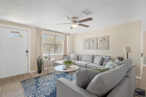 Cozy With Hot Tub and Fence mins from Siesta Key Beach! in Sarasota, USA