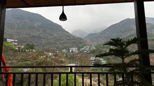 Balkons/terase, Sukoon Inn by Bharmouri Home Stay in Kharota