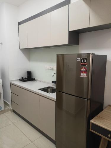 Kitchen, infinitum suites rooftop pool by AZ in Little India