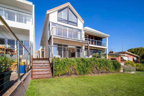 Spectacular Panoramic Oceanview House in Seacliff in Seacliff
