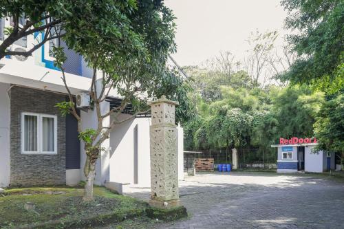 Entrance, RedDoorz @ Jamin Ginting Medan in Medan Tuntungan