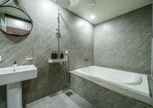 room detail thumbnail 2