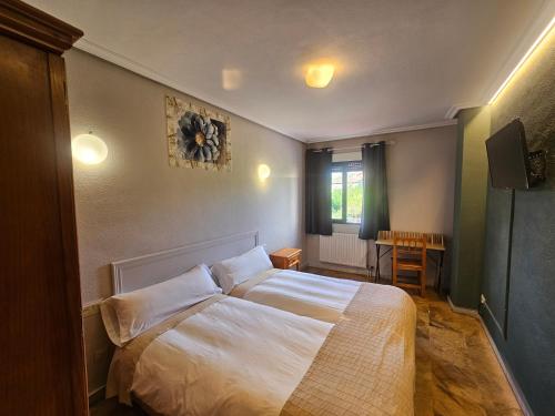 Hostal Las Cavenes Del Cabaco 5