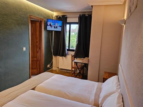 Hostal Las Cavenes Del Cabaco 4