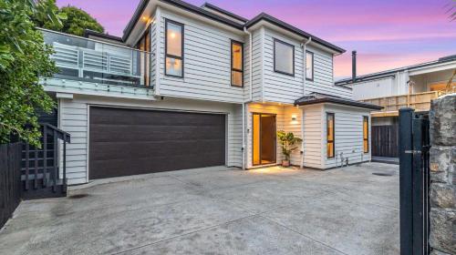 Modern 4 bedrooms, 4 bathrooms house by Eden Park! – khách sạn tại Mount Eden