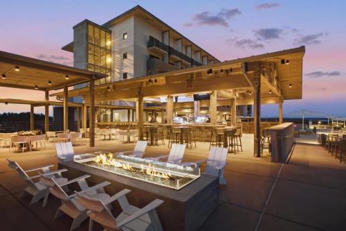 Bar/lounge, The Lodge at Gulf State Park, a Hilton Hotel in Gulf Shores (AL)