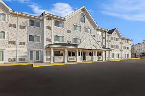 Travelodge Suites by Wyndham Regina - Eastgate Bay – Pet-Friendly Hotel ...