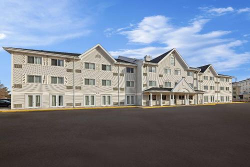 . Travelodge Suites by Wyndham Regina - Eastgate Bay