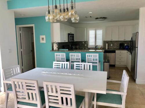 Bimini Paradise Found in Alice Town