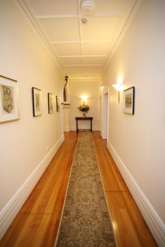 Predvorje, Darcy's Hotel in Strathfield