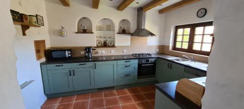 virtuve, Gite cosy pour un séjour apaisant dans la vallée du Lot (Gite cosy pour un sejour apaisant dans la vallee du Lot) in Vieillevie