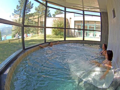 Peldbaseins, Chadenas et Spa in Puy-Sanieres