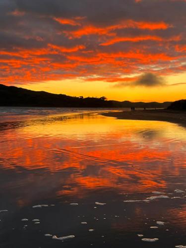 Karoro - laid-back bach with epic views! in Otorohanga