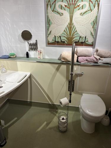Ванна кімната, Maple House Apartment in Кірк Йєсолм