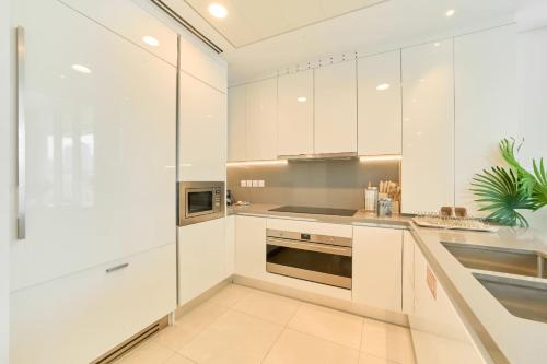 Elegant 2BR Maid Room Canal Front Skyline View - image 12