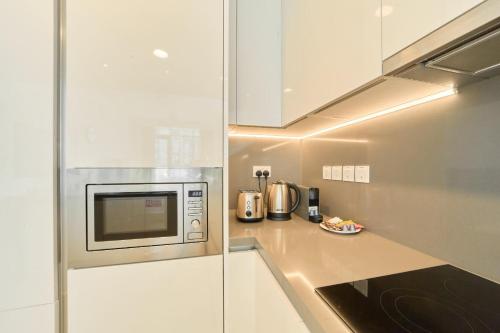 Elegant 2BR Maid Room Canal Front Skyline View - image 14