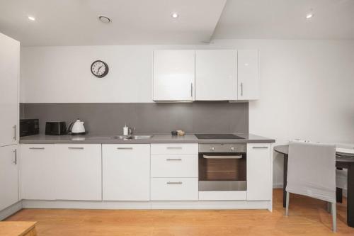 S3B modern 1 bedroom flat overlooking the canal - image 10