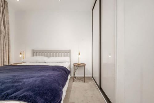 S3B modern 1 bedroom flat overlooking the canal - image 5
