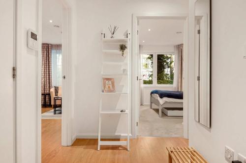 S3B modern 1 bedroom flat overlooking the canal - image 2