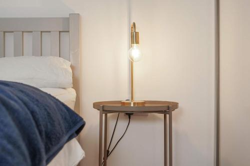 S3B modern 1 bedroom flat overlooking the canal - image 3