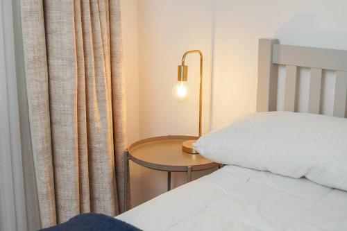 S3B modern 1 bedroom flat overlooking the canal - main image