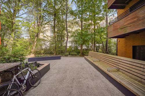S3B modern 1 bedroom flat overlooking the canal - image 13