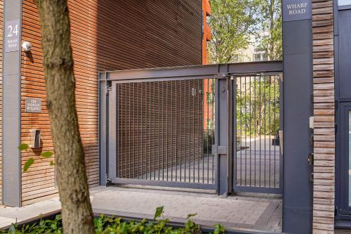 S3B modern 1 bedroom flat overlooking the canal - image 4