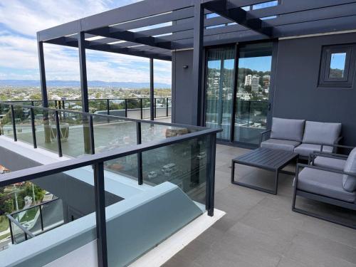 Luxe Beachfront 2-Bed With Gym Pool  Views