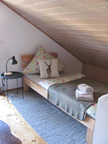 #4 Galeriezimmer mit 2 Betten ,Balkon, Gemeinschaftsbad, Airport nah,freies W-Lan