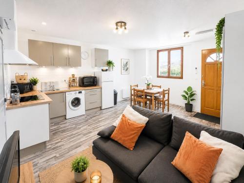 Séjour pèlerin serein pour séniors, appartement climatisé à 10 minutes sanctuaire et gare