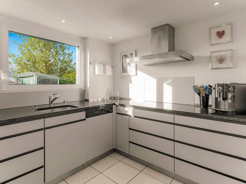 Modern Living Villa mit Panorama-Wintergarten & TV in Erlinsbach
