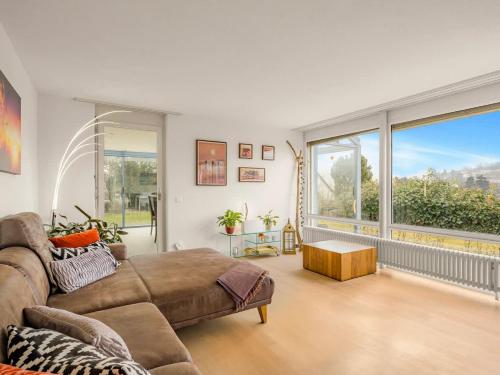 Modern Living Villa mit Panorama-Wintergarten & TV in Erlinsbach