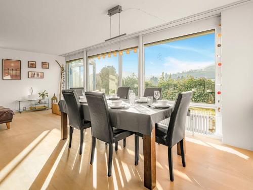 Modern Living Villa mit Panorama-Wintergarten & TV in Erlinsbach