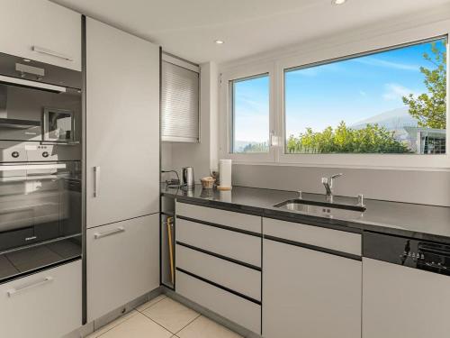 Modern Living Villa mit Panorama-Wintergarten & TV in Erlinsbach