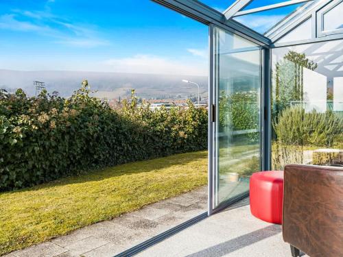Modern Living Villa mit Panorama-Wintergarten & TV in Erlinsbach